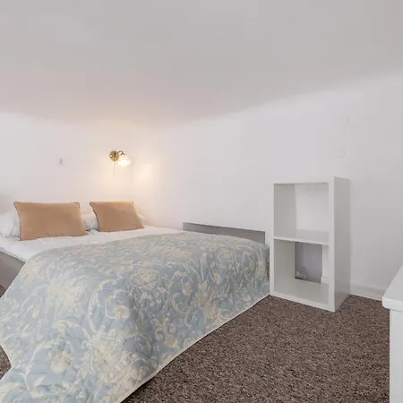 شقة Studio With Mezzanine Near City Centre By Renters كراكوفيا