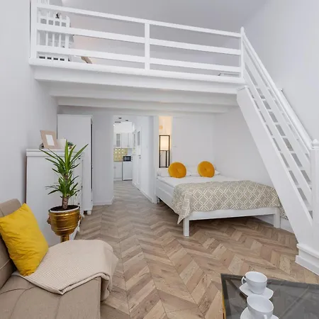 Studio With Mezzanine Near City Centre By Renters شقة كراكوفيا